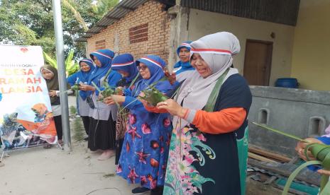 Para lansia tampak semangat dan antusias mengikuti rangkaian perlombaan.