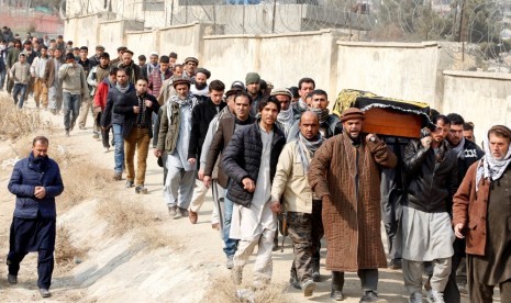 Para lelaki di Kabul memwa keranda jenasah para korban pengeboman.