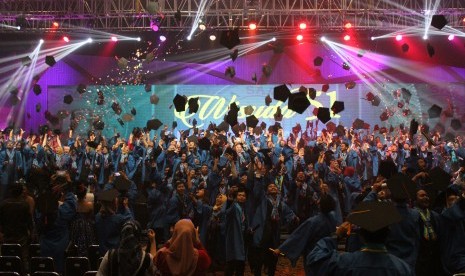 Tiap tahun UBSI memberikan Beasiswa Khusus kepada ratusan calon mahasiswa agar para pemuda dari keluarga sederhana pun bisa menimba ilmu di bangku perguruan tinggi, dan diwisuda sebagai Ahli Madya (D3) maupun Sarjana (S1).