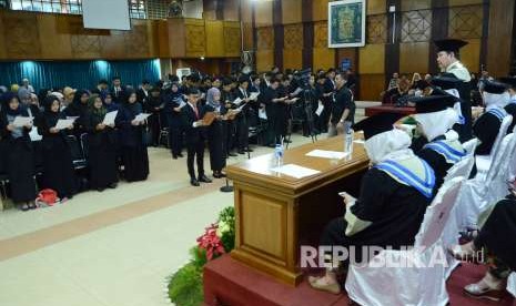 Para lulusan mengikuti Yudisium Fikom Universitas Islam Bandung (Unisba), di Aula Unisba, Jalan Tamansari, Kota Bandung, Selasa (21/8). 