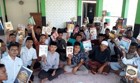 Para mahasantri Pesantren Hidayatullah, Panceng, Gresik, aktif membaca buku setiap hari.