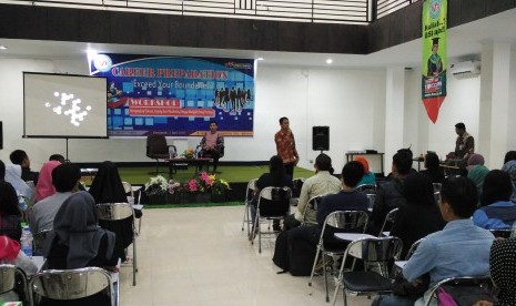 Para mahasiswa AMIK BSI Pontianak mendengarkan pemaparan nara sumber seminar karir yang digelar di Pontianak, Rabu (1/6). 