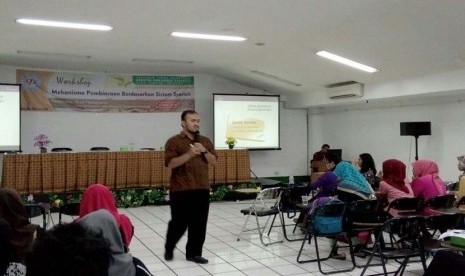 Para mahasiswa AMK BSI Jakarta mendengarkan pemaparan mengenai ekonomi syariah oleh Arief Mediadianto dari Bank Muamalat.