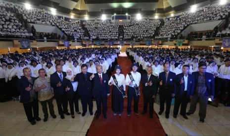 Para mahasiswa baru Program Diploma IPB 2017 mengikuti program pengenalan kampus.