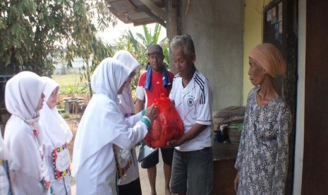 Para mahasiswa baru STEI SEBI Parung, Bogor, Jawa Barat, menyumbangkan alat-alat kebersihan kepada warga sekitar kampus.