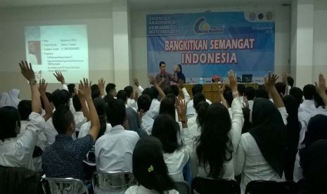 Para mahasiswa baru STMIK & STIBA Nusa Mandiri Mandiri mengikuti seminar motivasi, Sabtu (19/9).