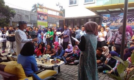 Para mahasiswa BSI Bogor mengikuti dialog terbuka dengna Walikota Bogor Bima Arya di  Bogor, Jawa Barat, Rabu (18/5).