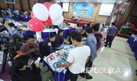 Para mahasiswa menggelar produk-produknya pada acara Student Creativity Starting Up The Start Up, di Aula Kampus Universitas Islam Bandung (Unisba), Rabu (20/12).