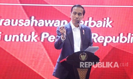 Presiden RI Joko Widodo (Jokowi) menyampaikan pengalamannya pada acara Entrepreneurs Wanted ! bertajuk Wirausahawan Terbaik Berbagi untuk Penerus Republika, di Gedung Sasana Budaya Ganesa (Sabuga), Kota Bandung, Senin (18/12).