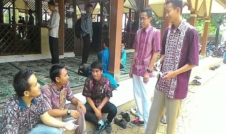 Para mahasiswa STEI SEBI Depok berbaju batik dalam rangka mendukung Hari Batik Nasional, Jumat (2/10).