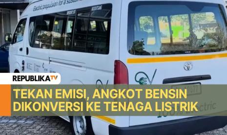 Para mahasiswa teknik di sebuah universitas di Cape Town mengubah mesin angkot agar bisa dijalankan dengan listrik.