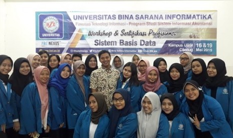 Para mahasiswa UBSI peserta workshop dan uji sertifikasi berbasis data, berfoto bersama seusai uji sertifikasi dan worskshop.