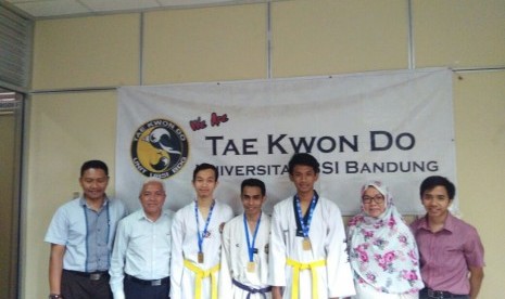 Para mahasiswa Universitas BSI Bandung peraih Bandung Textile Taekwondo OPEN 2016.    