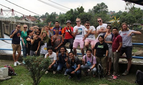 Para mahasiswa Universitas Wollongong Australia bersama rekan-rekan mereka dari Universitas Indonesia, di pintu air Katulampa, Bogor.