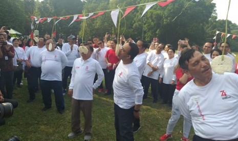 Para menteri kabinet kerja mengikuti lomba makan kerupuk di Istana Bogor, Ahad (4/8)