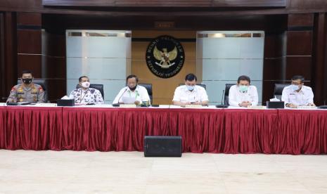 Para menteri koordinator dan sejumlah kementerian lembaga menggelar rapat di Kementerian Koordinator Bidang Politik, Hukum, dan Keamanan membahas soal penanganan Covid-19 dan penegakkan hukum. 