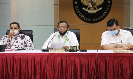 Para menteri koordinator dan sejumlah kementerian lembaga menggelar rapat di Kementerian Koordinator Bidang Politik, Hukum, dan Keamanan membahas soal penanganan Covid-19 dan penegakkan hukum. 