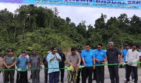 Para menteri peresmian jalan dalam rangka persiapan Sail Raja Ampat di Kabupaten Raja Ampat, Papua Barat, Jumat (18/10). 