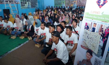 Para milenial mengikuti workshop Ecoprint di Kecamatan Tanjung Sari, Kabupaten Sumedang, Jawa Barat