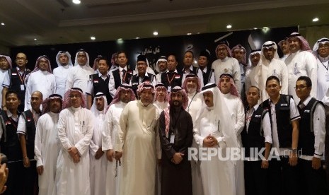 Para muasasah dan Panitia Penyelenggara Ibadah Haji (PPIH) Arab Saudi 1437H/2016M berfoto bersama usai mengadakan rapat di Hotel Dar Alhadi, Azizyah, Makkah, Arab Saudi, Jumat (19/8).