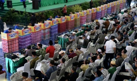 Para muktamirin memberikan hak suaranya pada sidang pleno dengan agenda Pemilihan Anggota PP Muhammadiyah pada Muktamar Muhammadiyah ke 47 di Kampus Unismuh Makassar, Sulsel,Rabu (5/8). 