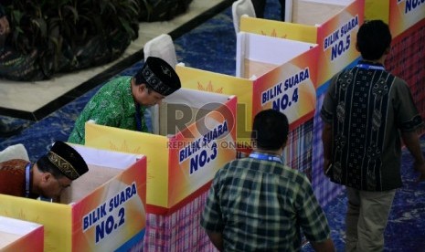 Para muktamirin memberikan hak suaranya pada sidang pleno dengan agenda Pemilihan Anggota PP Muhammadiyah pada Muktamar Muhammadiyah ke 47 di Kampus Unismuh Makassar, Sulsel,Rabu (5/8). 