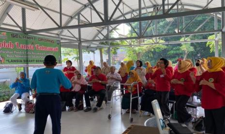 Para murid Sekolah Lansia Fatmawati saat mengikuti proses belajar mengajar di RPTRA Pinang Pola, Cilandak, Jakarta Selatan, Rabu (7/6/2023).