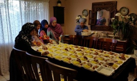 Para Muslimah Indonesia di Brisbane, Australia, menyiapkan paket makan malam ala Indonesia untuk tuna wisma Brisbane.