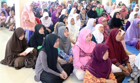 Para mustahiq mendengarkan ceramah agama sebelum menerima sembako