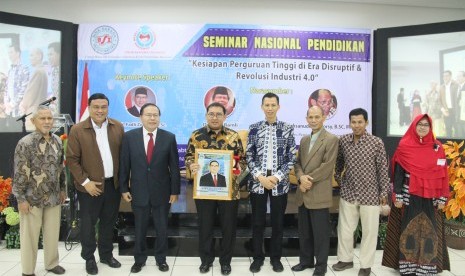 Para nara sumber seminar nasional bidang pendidikan yang diadakan oleh Forum Akademisi Indonesia (FAI) dan BSI di Jakarta, Sabtu (5/5).