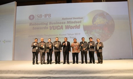 Para nara sumber seminar nasional tentang VUCA World yang diadakan Sekolah Bisnis IPB.