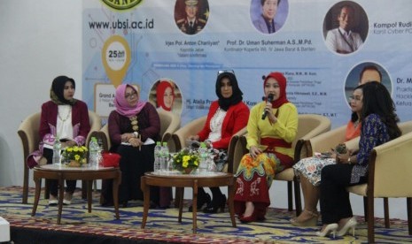 Para narasumber wanita seminar cyber law.