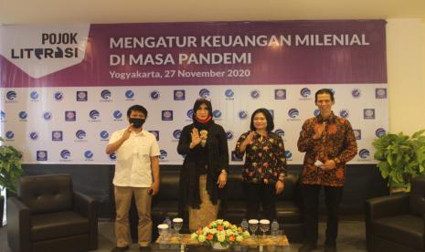 Para narasumber webinar Mengatur Keuangan Milenial di Masa Pandemi yang diadakan oleh Kominfo, Aptikom dan UBSI.