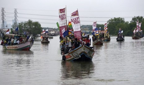 Para nelayan bersama keluarganya berlayar untuk mengikuti sedekah bumi Nadran di Muara Angke, Jakarta Utara, Minggu (13/12). 