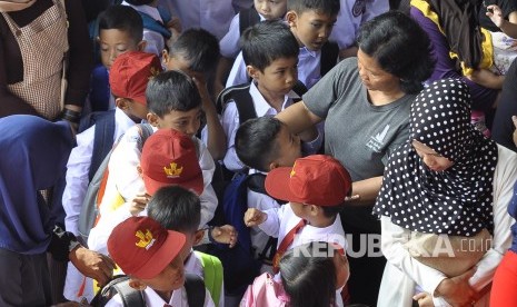 Para orang menemani anak-anaknya saat hari pertama masuk sekolah dasar (SD), di SDN Andir Kulon, Jl Ujungberung, Kota Bandung, Senin (18/7). (Mahmud Muhyidin)