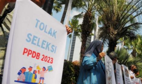 Para orang tua menggelar aksi mengkritisi aturan  Penerimaan Peserta Didik Baru (PPDB) 2023/2024.