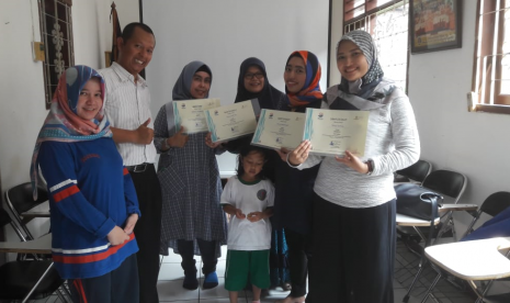 Para orang tua murid peserta Parents Teacher Learning Program (PTLP) menerima sertifikat.