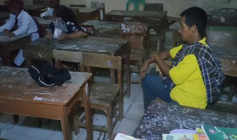 Para orang tua siswa di SDN 4 Kedokan Agung, Kecamatan Kedokan Bunder, Kabupaten Indramayu, berebut bangku paling depan bagi anak mereka saat hari pertama masuk sekolah, Senin (18/7). Mereka rela datang ke sekolah sejak sebelum Subuh dan merantai serta menggembok bangku yang sudah didapatkan. 