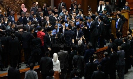  Para Pamdal DPR melerai kericuhan yang terjadi saat sidang paripurna DPR RI, Komplek Parlemen Senayan, Jakarta, Kamis (2/10).(Republika/Wihdan)