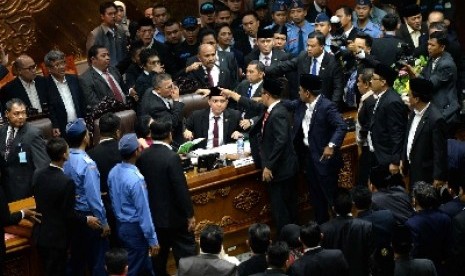 Para Pamdal DPR melerai kericuhan yang terjadi saat sidang paripurna DPR di kompleks Parlemen, Senayan pada Kamis (2/10) dini hari WIB. 