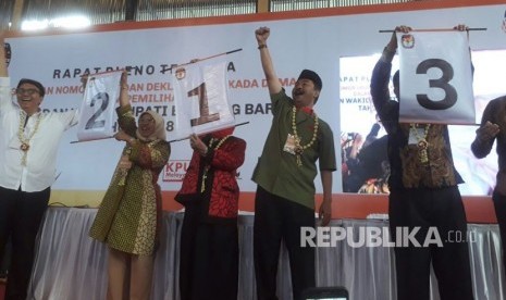 Para pasangan calon bakal bupati dan wakil bupati Kabupaten Bandung Barat mengambil no urut di pilkada Bandung Barat, Selasa (13/2) di Vila Istana Bunga, Parongpong, Kabupaten Bandung Barat.