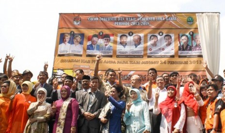 Para pasangan calon gubernur Jabar berkumpul di lapangan Gasibu Usai 'Penyampaian Visi Misi dan Program di DPRD Provinsi Jabar, Komplek Gedung Sate, Bandung, Kamis (7/2)