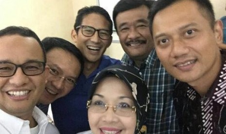 Para pasangan calon (paslon) gubernur dan wakil gubernur yang akan maju di Pilkada DKI Jakarta melakukan swafoto (selfie).