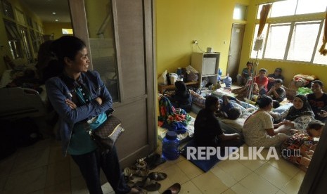 Para pasien dipindahkan ke lantai atas pasca banjir bandang di Rumah Sakit Umum Daerah Dr Slamet, Kecamatan Tarogong Kidul, Kabupaten Garut, Rabu (21/9).