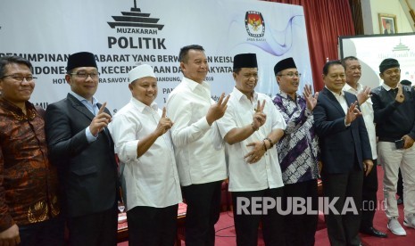 Para paslon cagub dan cawagub Jawa Barat beserta panelis berfoto bersama pada acara Muzakarah Politik Kepemimpinan Jawa Barat yang Berwawasan Keislaman, Keindonesiaan, Kecendikiaan dan Kerakyatan yang digelar ICMI Jawa Barat dan KPU Jawa Barat di Hotel Savoy Homann, Kota Bandung, Selasa (10/4). 