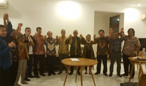 Para paslon ketua umum dan sekretaris jenderal Himpunan Alumni-Institut Pertanian Bogor (IPB) menandatangani pakta integritas untuk bersiang secara sehat.