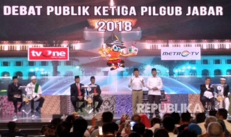 Para paslon pilgub Jabar tampil pada Debat Publik Ketiga Pilgub Jabar 2018, di Kota Bandung, Jumat (22/6).