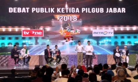 Para paslon Pilkada Jabar tampil dalam debat publik ketiga di Kota Bandung, Jumat (22/6).