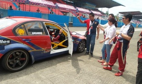 Para pebalap ABM Motorsport (ki-ka) Eric Montolalu, Jimmy Lukita, Paul Montolalu, dan Gerhard Lukita tampak sedang bersiap-siap menghadapi seri penutup Indonesian Sentul Series of Motorsport (ISSOM) 2016 Seri 6 di Sirkuit Internasional Sentul, Bogor, Ahad 