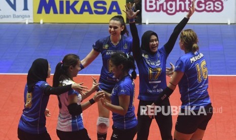 Para pebola voli putri Bandung Bank BJB Pakuan meluapkan kegembiraan ketika berhasil mengalahkan tim pebola voli putri Jakarta BNI Taplus dalam pertandingan Proliga putaran pertama minggu ketiga di GOR Tri Dharma, Gresik, Jawa Timur, Jumat (2/2).